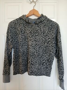 Girls Gray and Black Cropped Leopard Print Hoodie